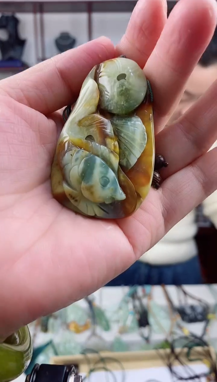 未镶嵌岫玉颈饰1