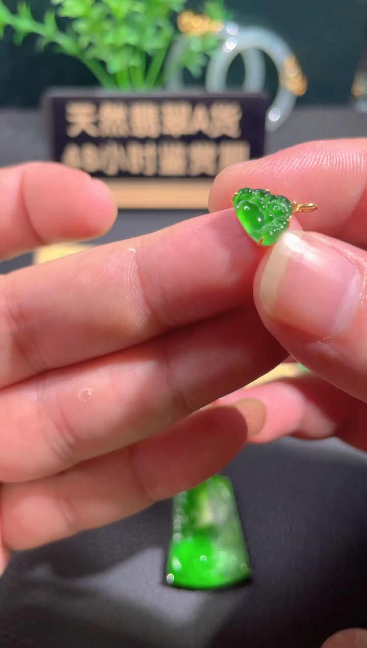 翡翠18K金镶嵌颈饰翡翠