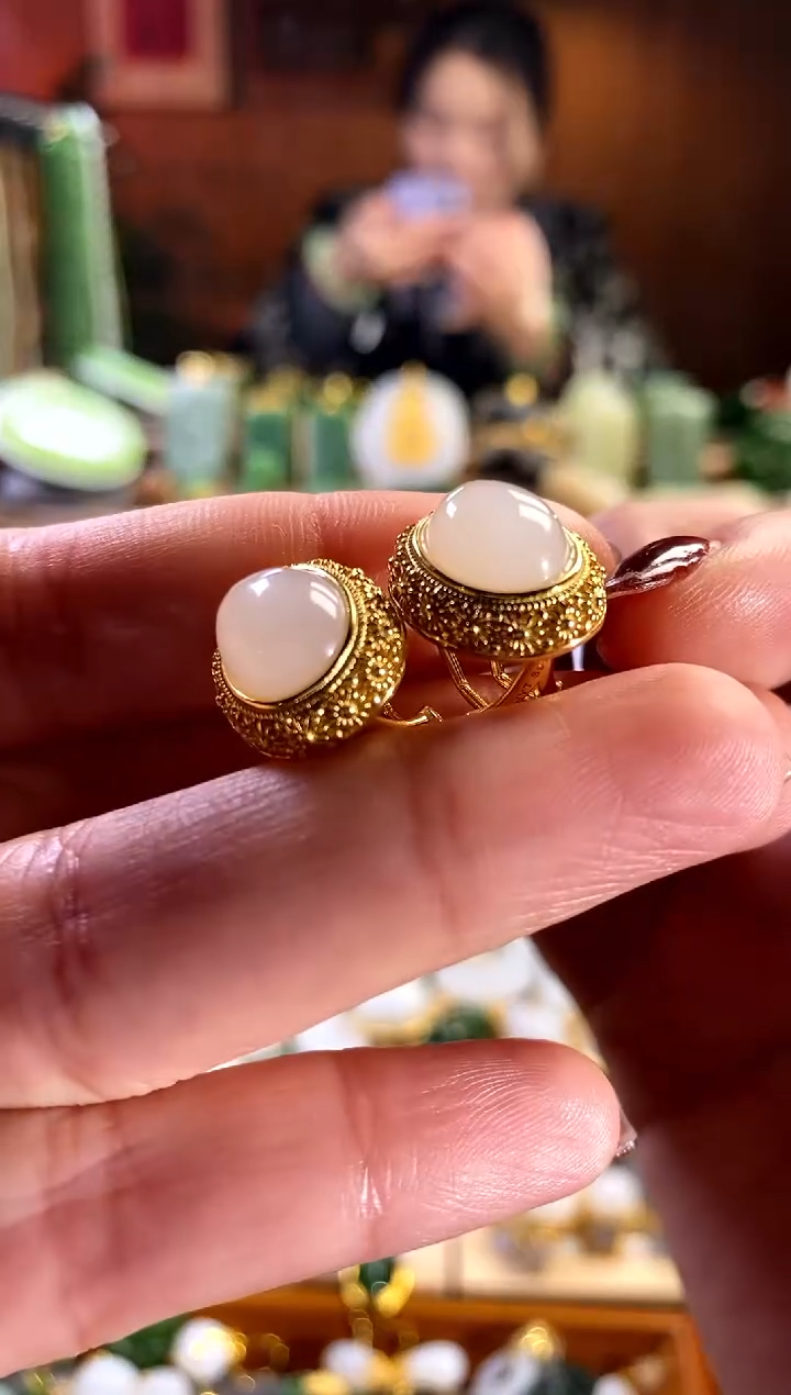 【闪购商品】和田玉耳饰银S925镶嵌。