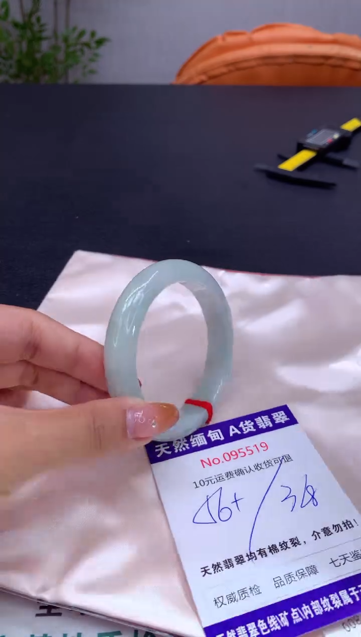 未镶嵌手镯翡翠有纹，完美者勿拍