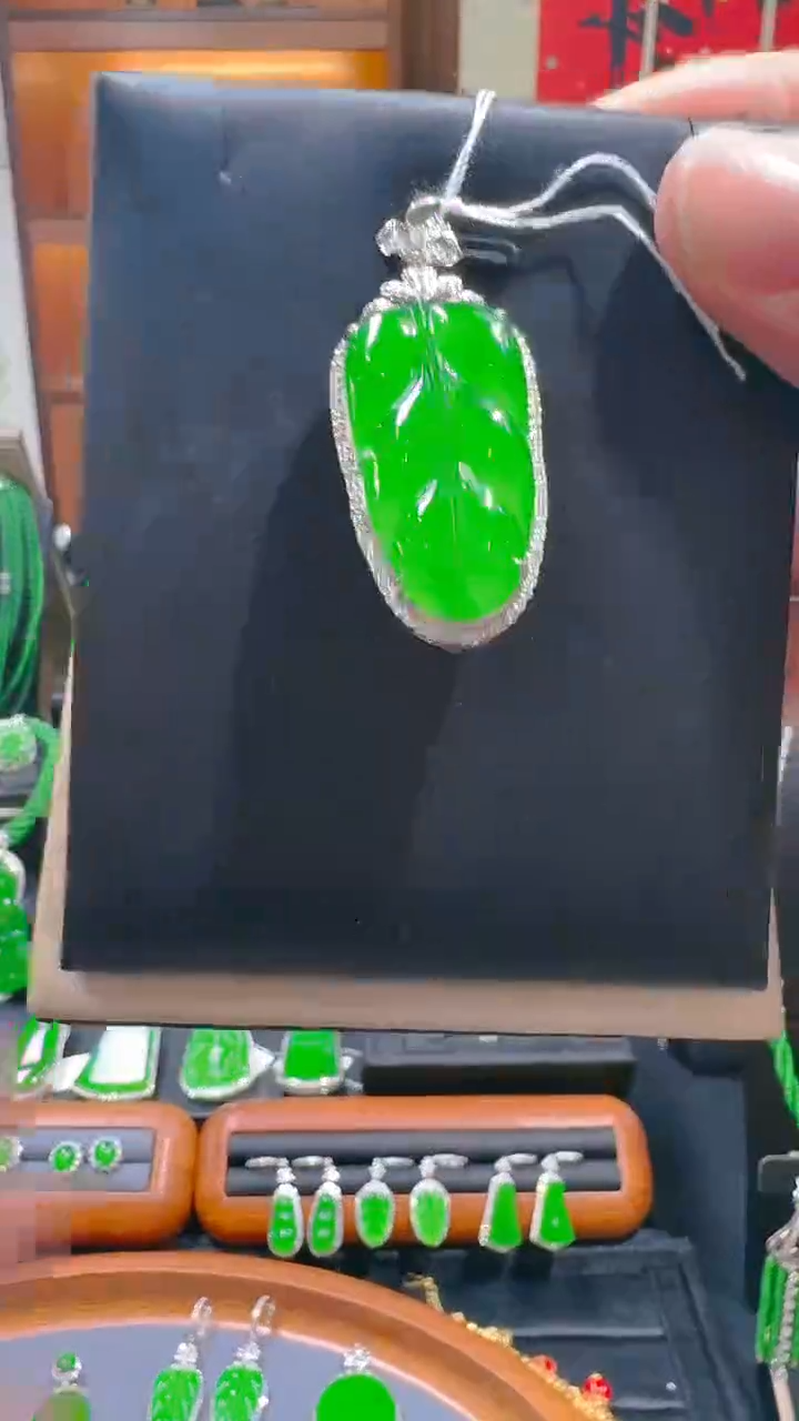 【闪购商品】翡翠吊坠(赠链)18K金镶嵌天然A货翡翠