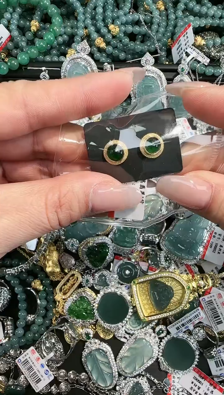 【闪购商品】翡翠吊坠(赠链)未镶嵌天然翡翠A货