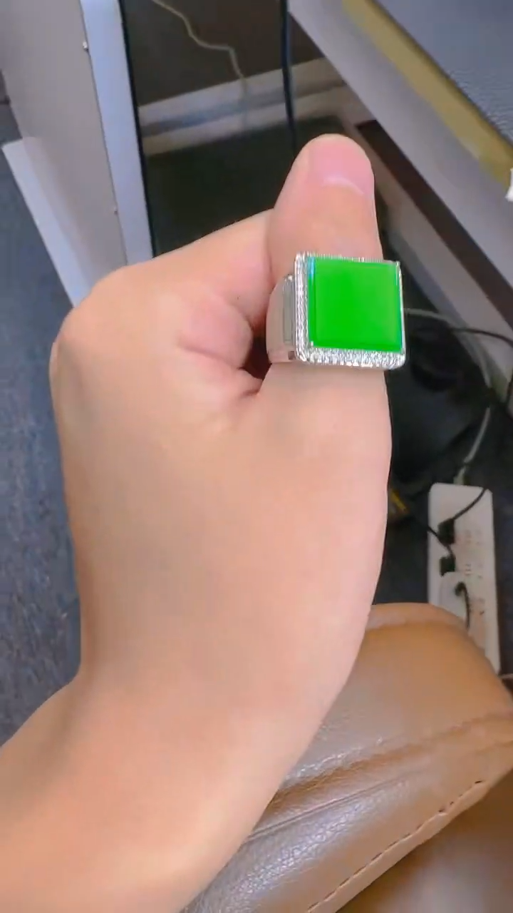 【闪购商品】翡翠戒指18K金镶嵌天然A货翡翠