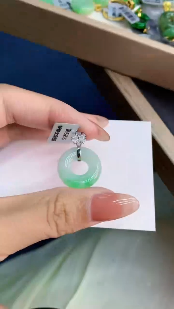 翡翠未镶嵌颈饰          1