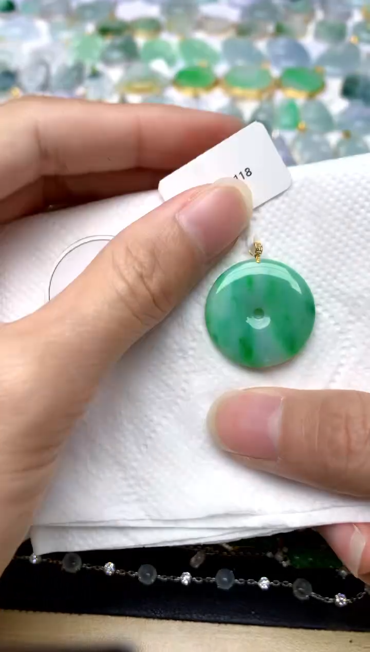 颈饰18K金镶嵌翡翠天然A货翡翠