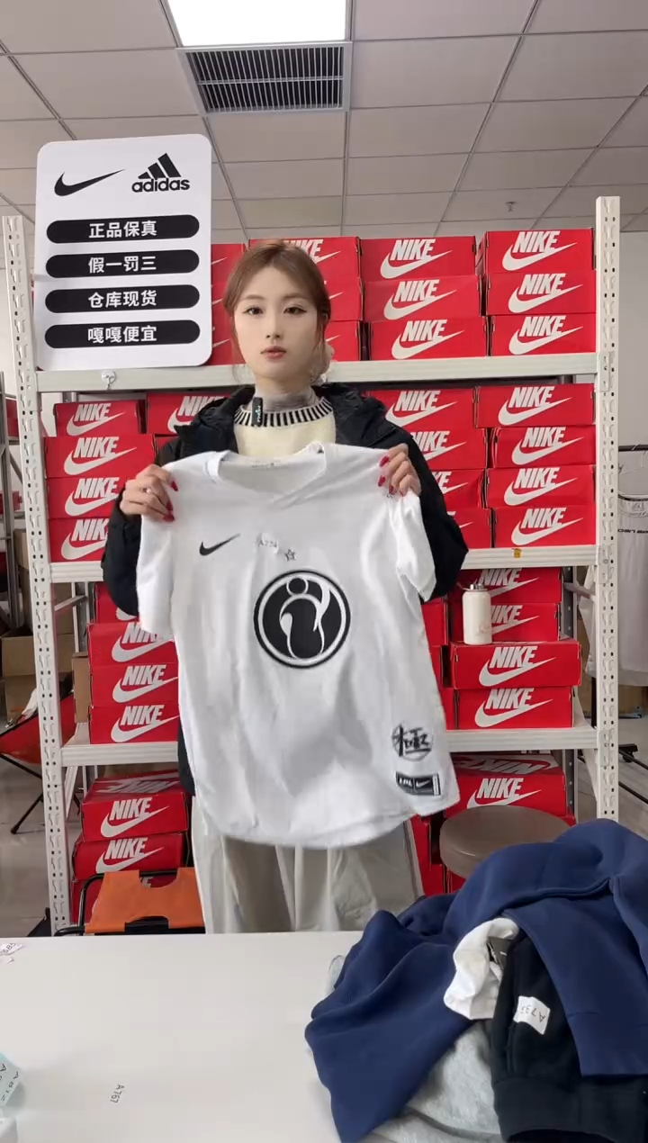 编码725闪购尺码 s  Nike/耐克卫衣卫裤以直播间过款为主