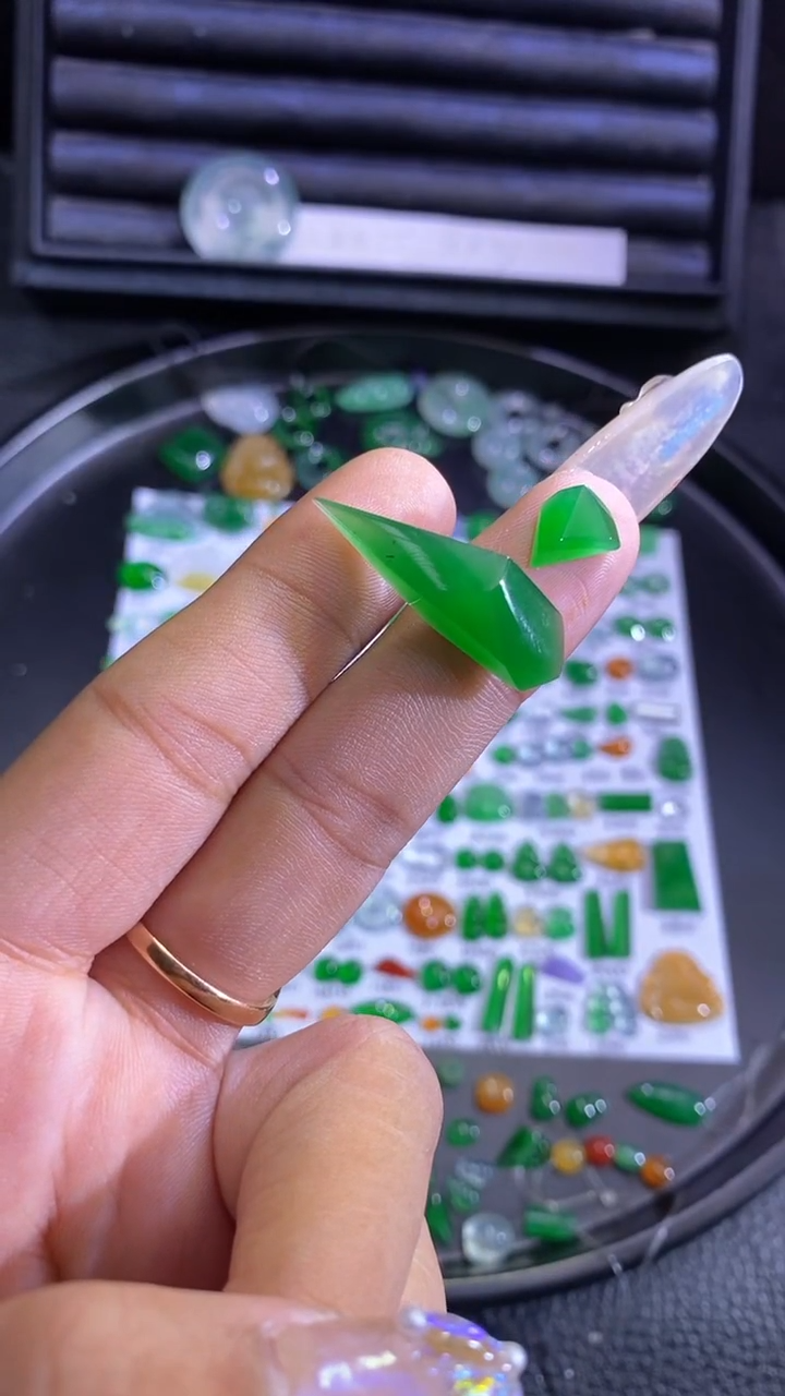 未镶嵌挂件翡翠切割