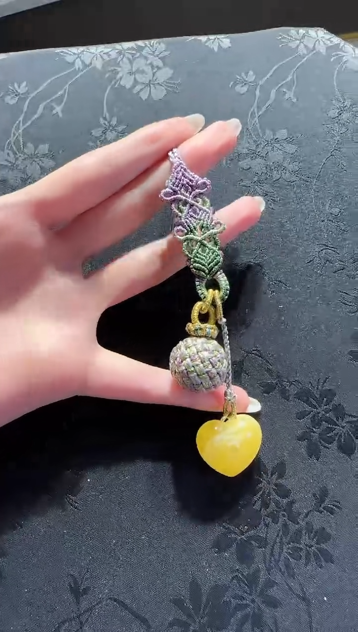 【闪购商品】琥珀裸石未镶嵌蜜蜡爱心手机链