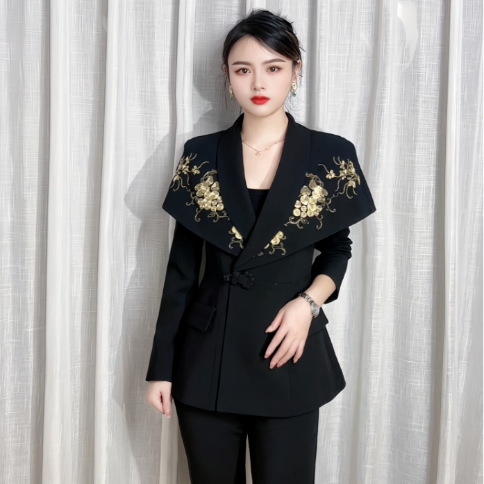 鑫-2025秋冬新中式国风刺绣质感盘绣斗篷套装女-662