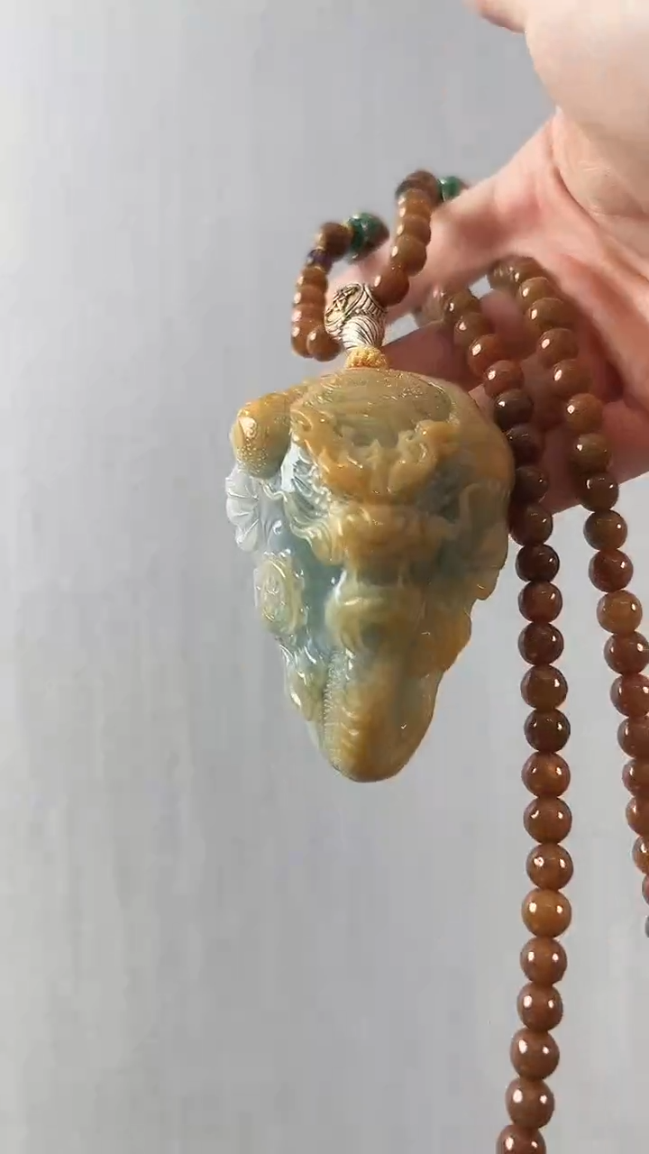 翡翠未镶嵌颈饰龙