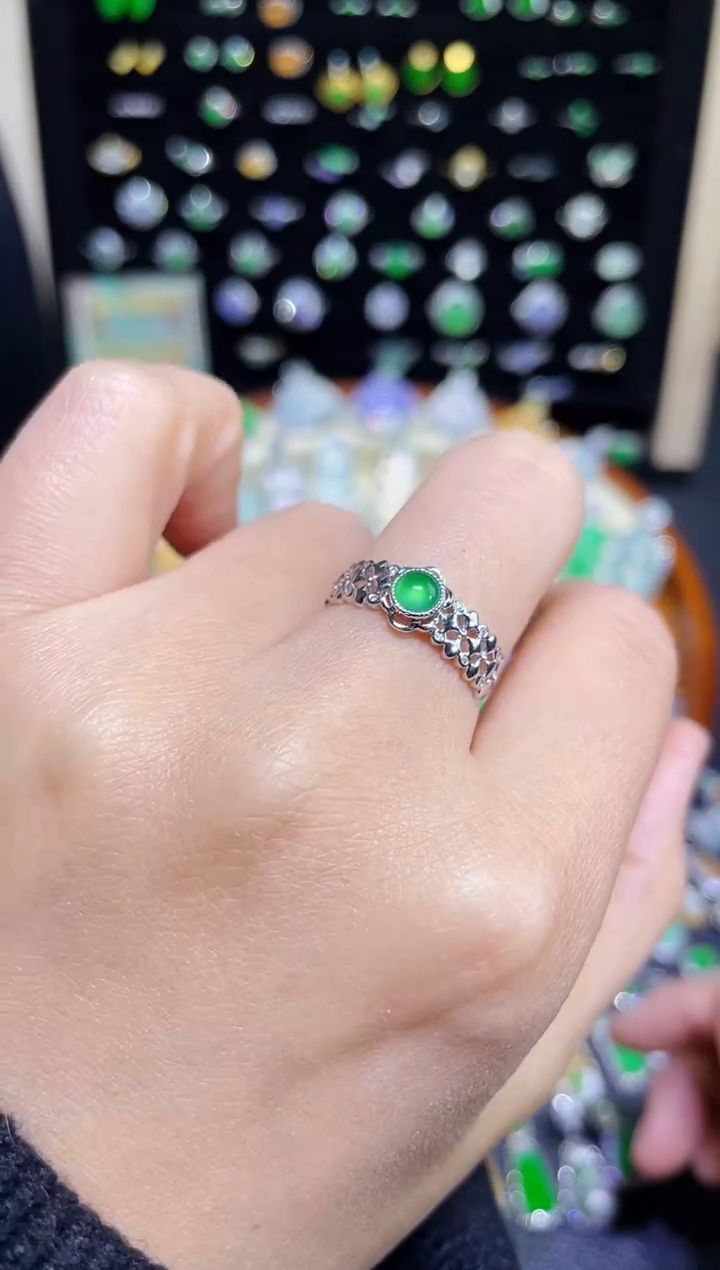 【闪购商品】翡翠颈饰18K金镶嵌玻璃种满绿小蛋面戒指