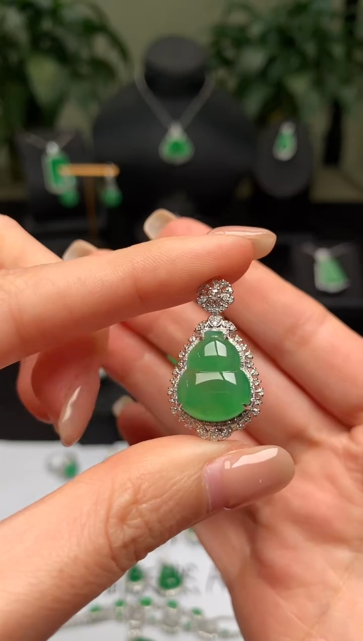 颈饰18K金镶嵌翡翠葫芦