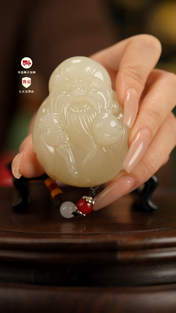 云南石竹叶青雕刻：寿星手把件