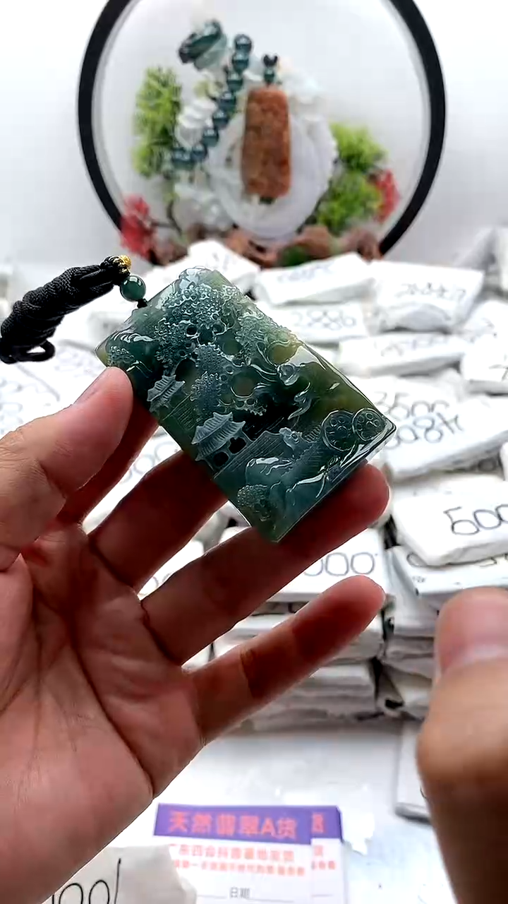 翡翠未镶嵌颈饰山水牌