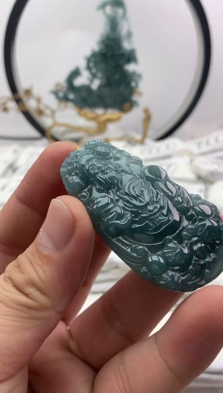 翡翠未镶嵌颈饰财神【品质一般介意慎拍】