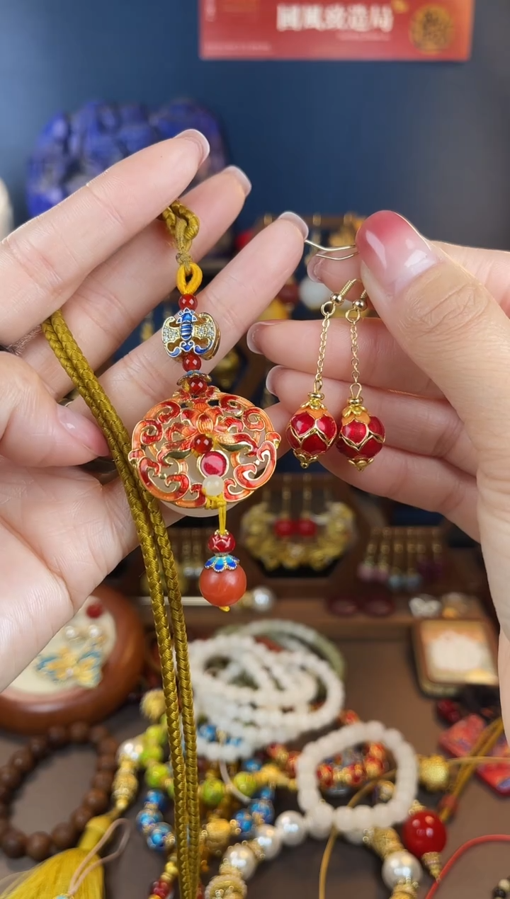 ，红色莲花耳钩+红色团秀吊坠