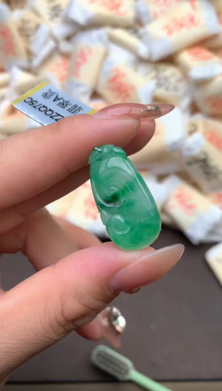 【闪购商品】翡翠未镶嵌颈饰—