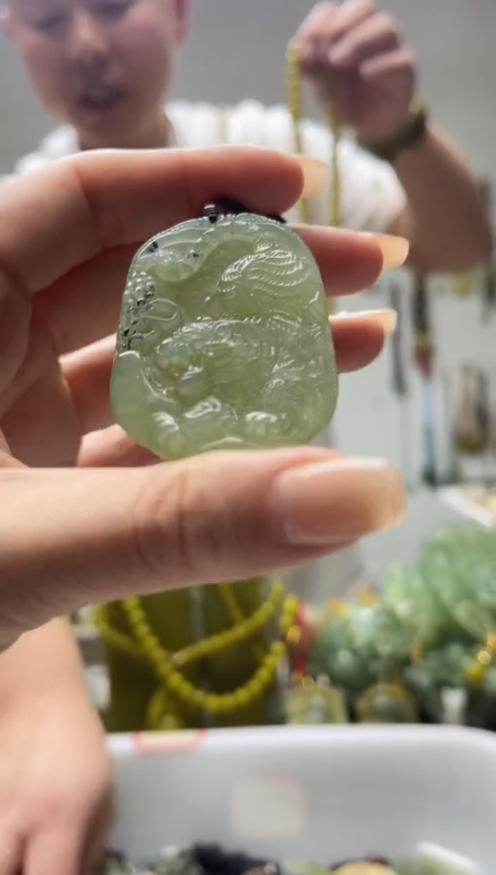 未镶嵌岫玉颈饰·