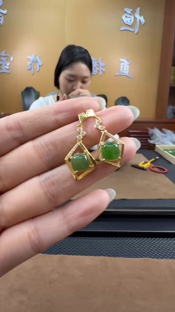 颈饰未镶嵌和田玉耳饰一对