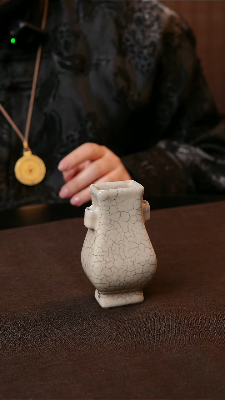 叶氏哥窑 古儿制木须纹四方贯耳穿带小瓶 妙品