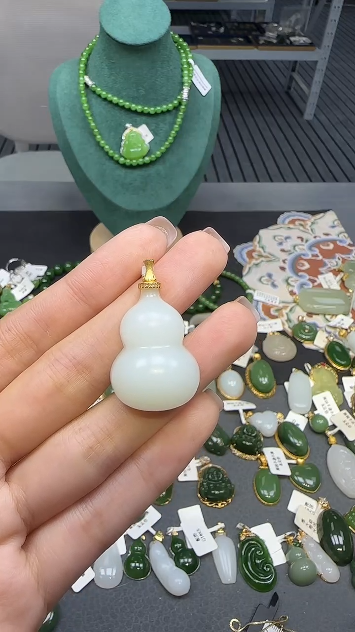 18K金镶嵌和田玉挂件1