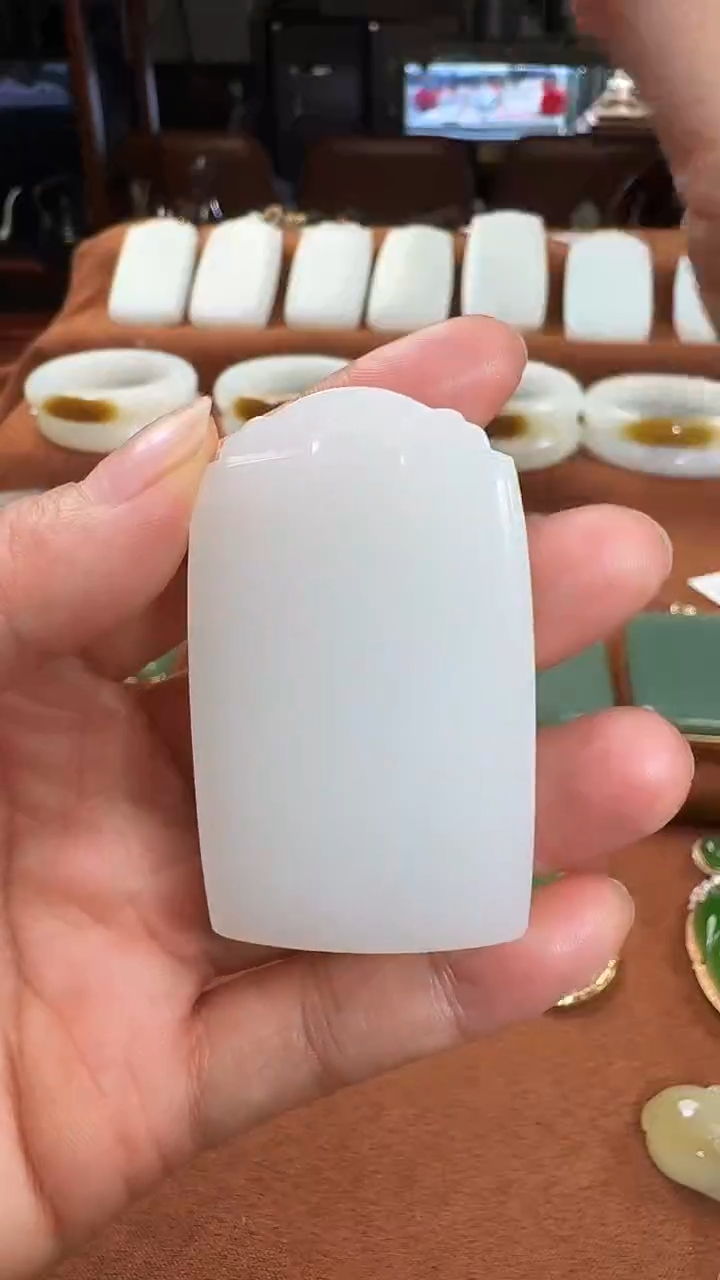 颈饰未镶嵌和田玉吊坠