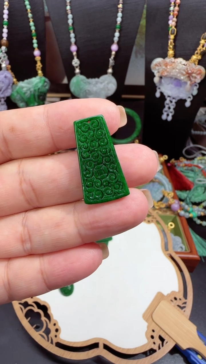翡翠未镶嵌颈饰拍照