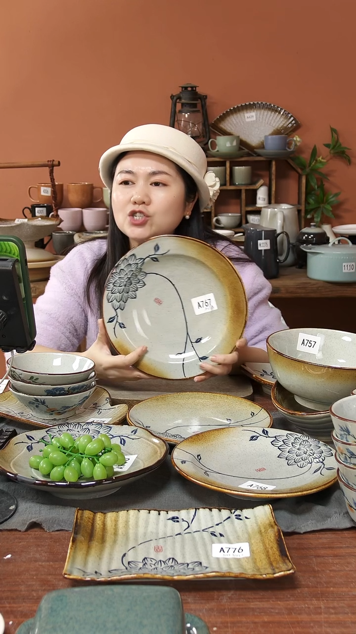 陶瓷A767 一只手绘蓝莲花帽子浅碗25*5微瑕