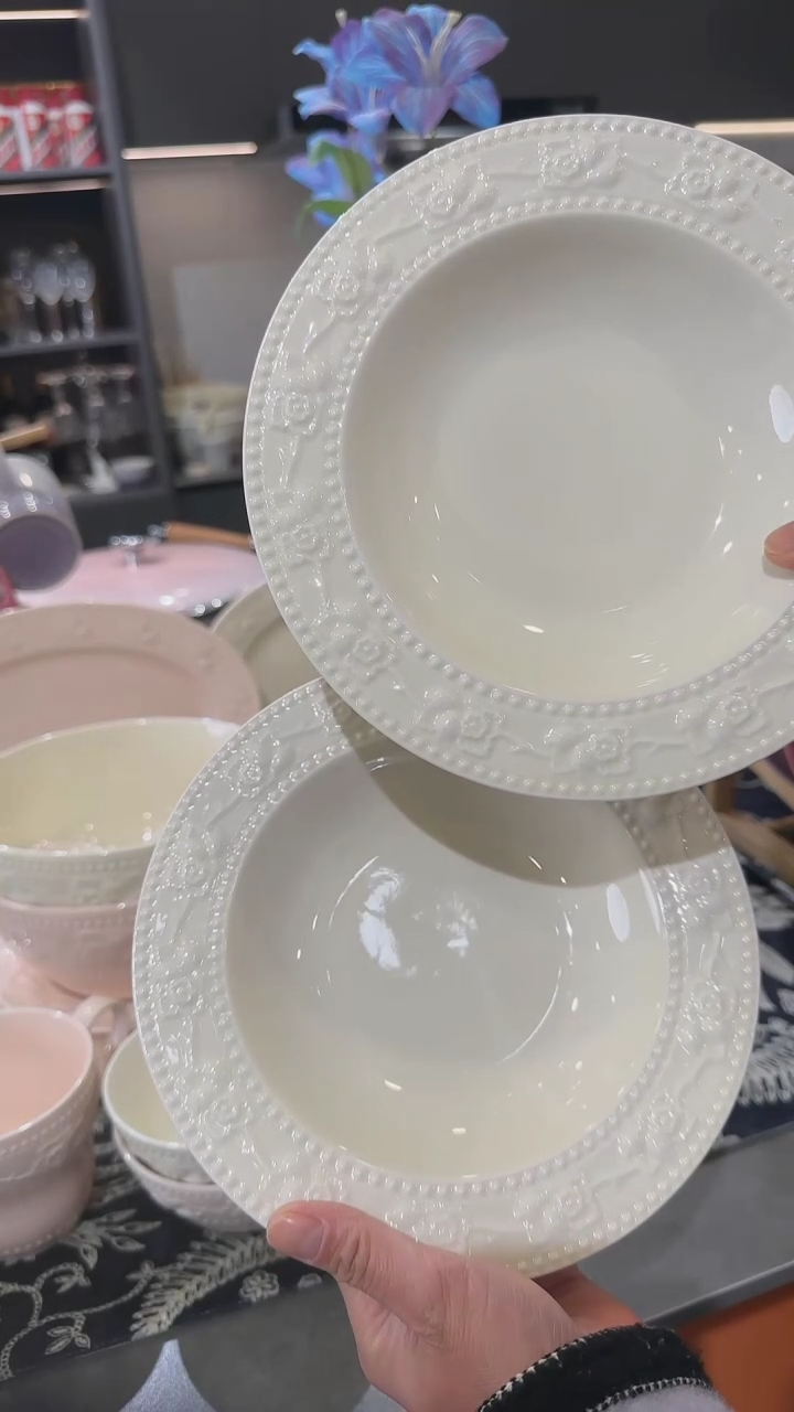 【闪购商品】瓷2个浮雕草莓深盘-奶油白8寸