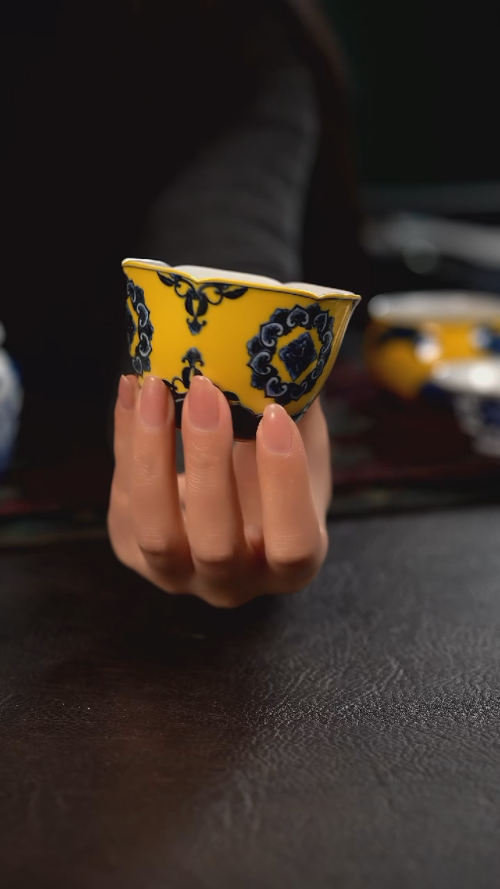 洪印慕明黄釉宝相花六方花口杯