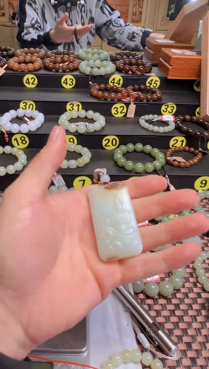 【闪购商品】和田玉吊坠(赠链)未镶嵌且末料糖青白观音牌