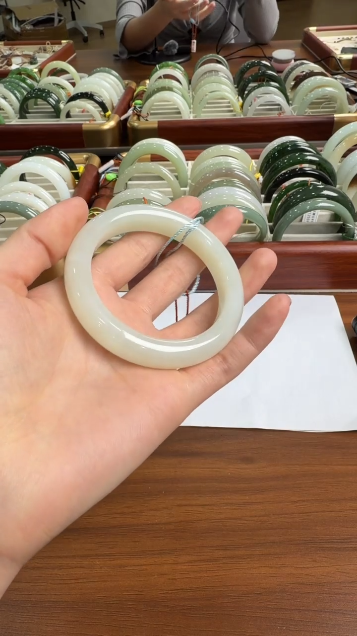 颈饰未镶嵌和田玉手镯60