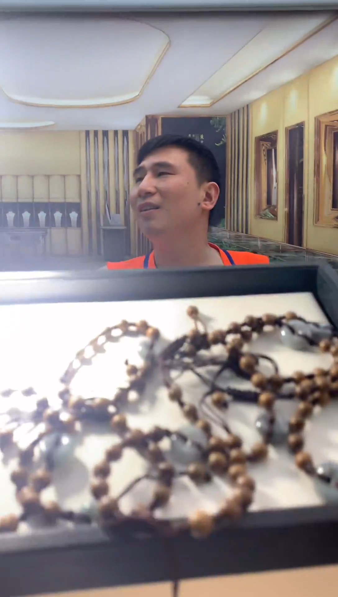 颈饰未镶嵌翡翠  