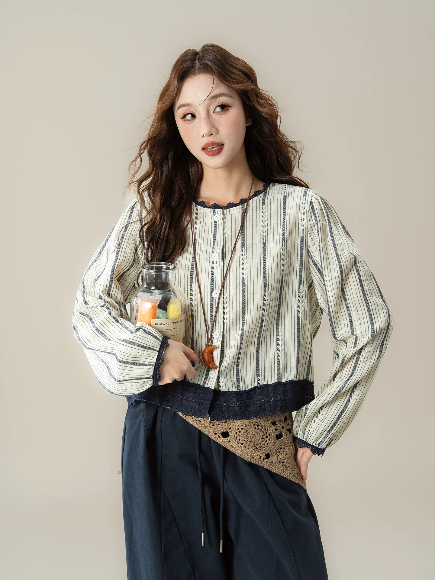 【颂薇】2025早秋新款女装巨好看短款小衫蕾丝花边长袖衬衫法式上衣