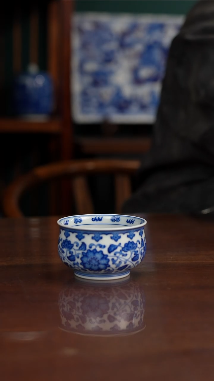 大*柴窑青花缠枝主人杯