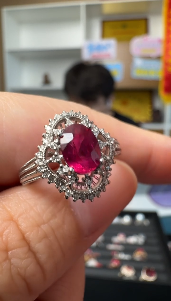 【闪购商品】红宝石戒指18K金镶嵌红宝石戒指