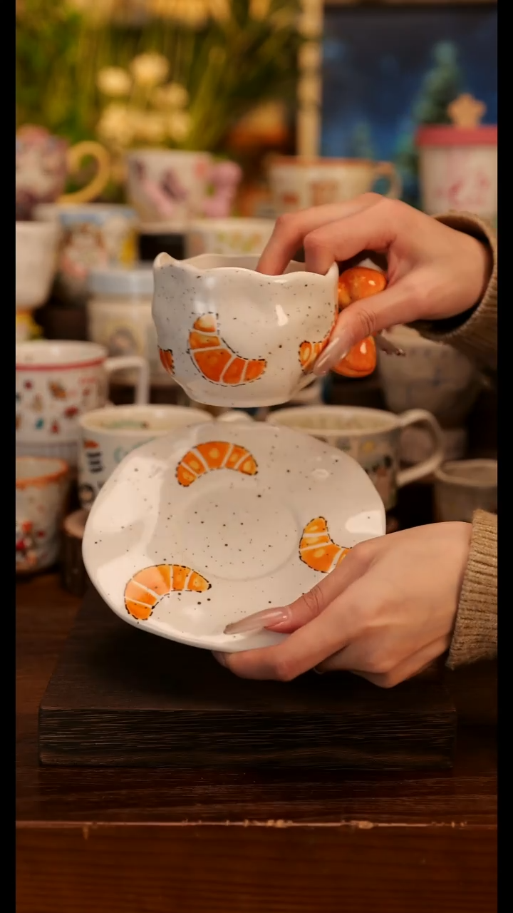 陶瓷手柄款牛角包杯碟一套  手绘釉下彩 