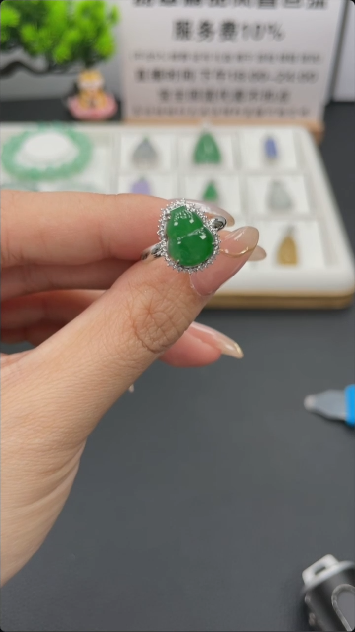 翡翠18K金镶嵌颈饰天然缅甸A货翡翠18k金镶嵌吊坠