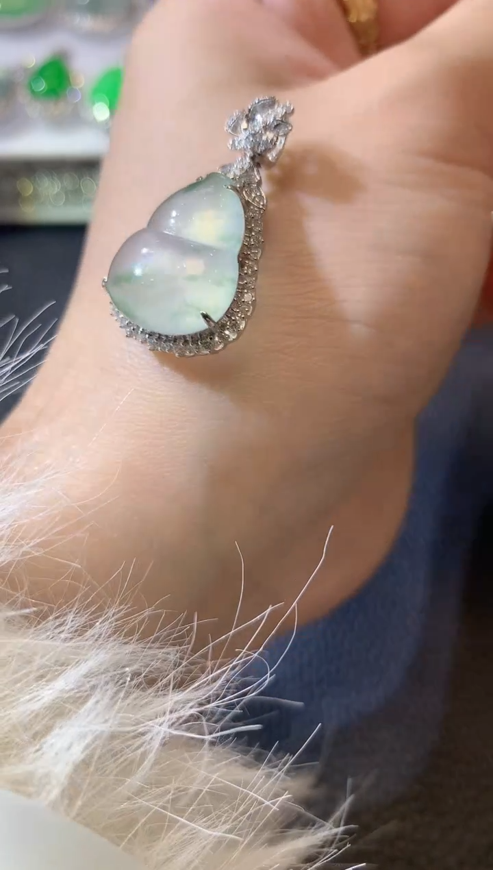 【闪购商品】翡翠吊坠(不含链)18K金镶嵌C7翡翠