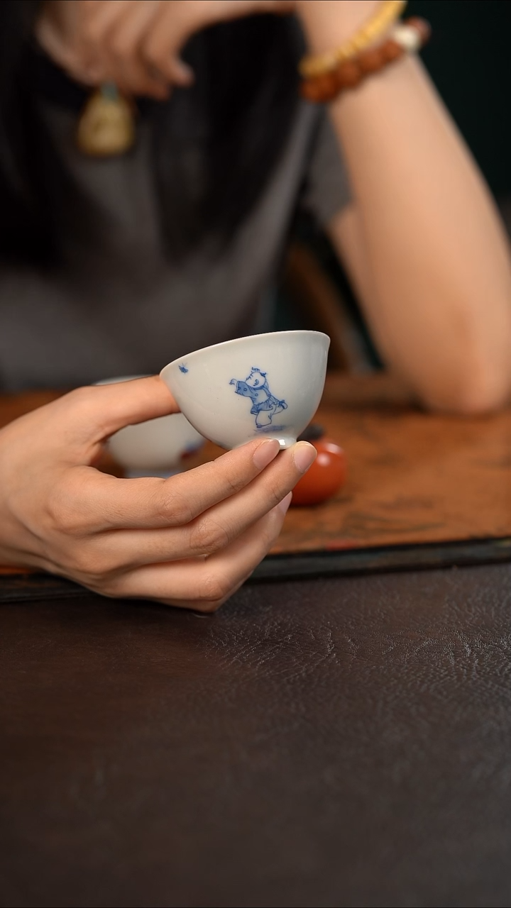 杯聚澜堂童子扑蝶小鸡心杯