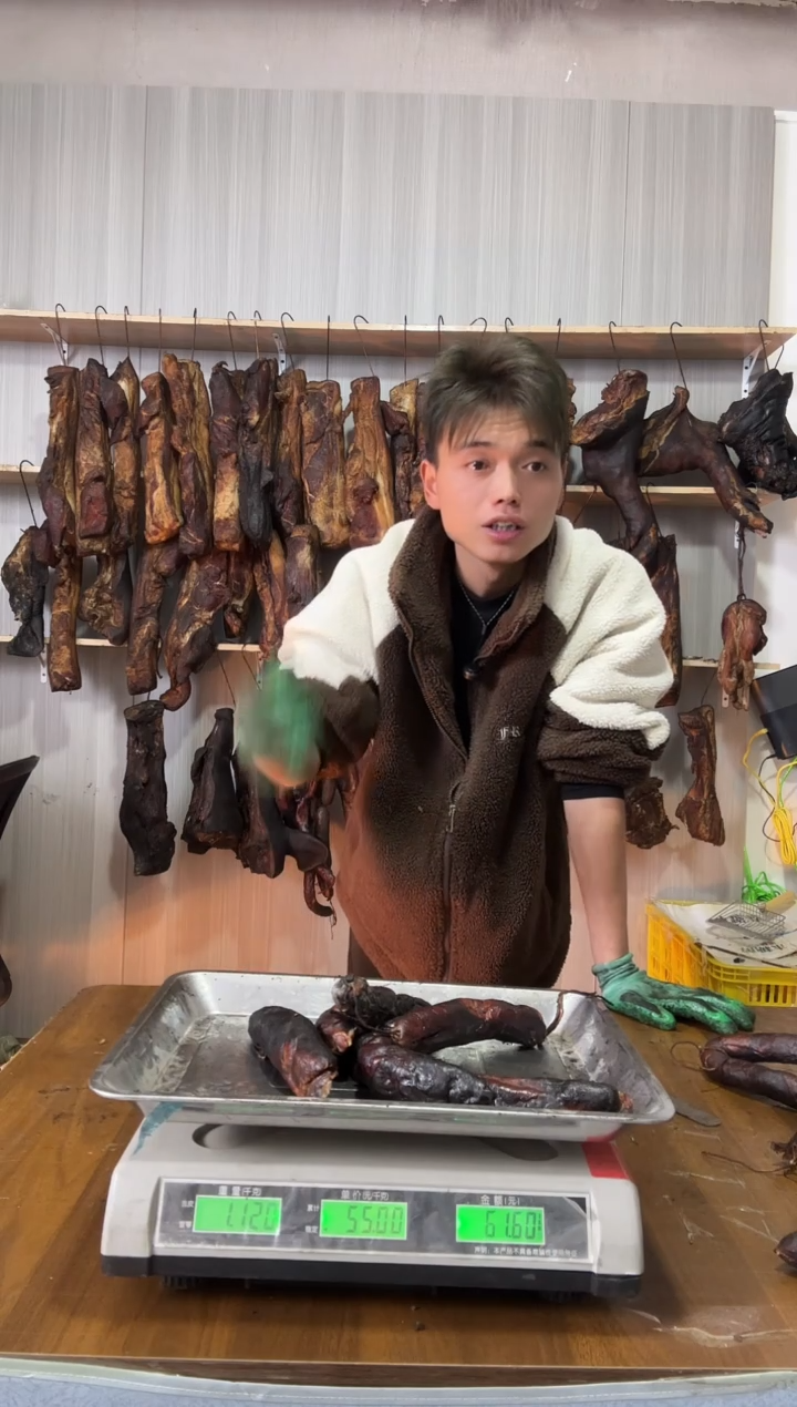 1年中国大陆贵州土特产烟熏农家高山柏香树烟熏腊肉（香肠）