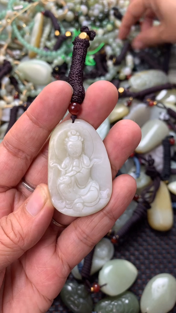 和田玉未镶嵌颈饰（多样性发一件）没有证书有瑕