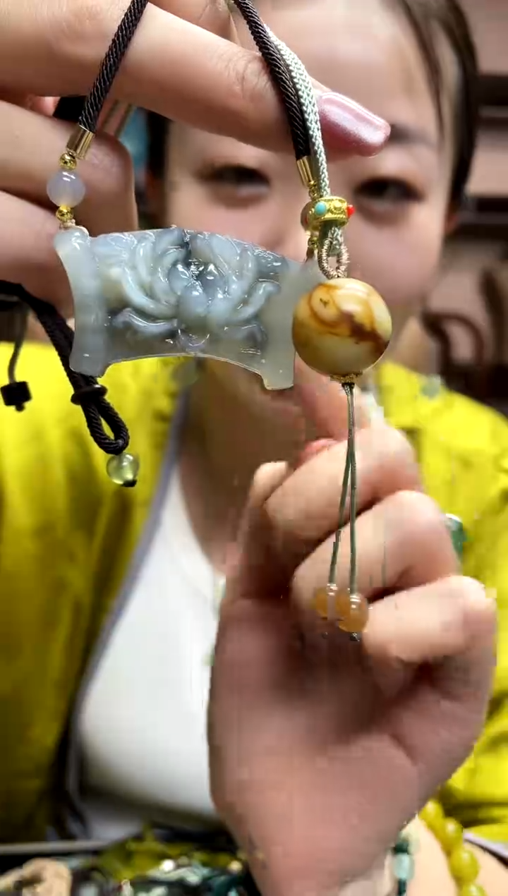 岫玉未镶嵌吊坠·