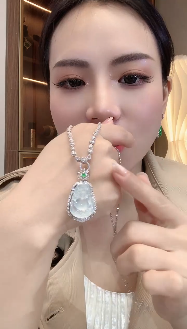 【闪购商品】翡翠吊坠(不含链)18K金镶嵌C40