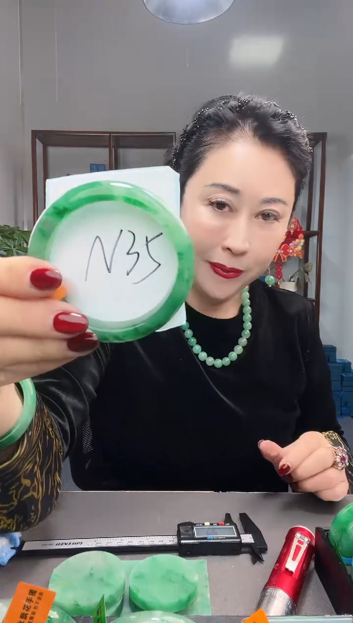 【闪购商品】石英质玉手镯未镶嵌非洲翠