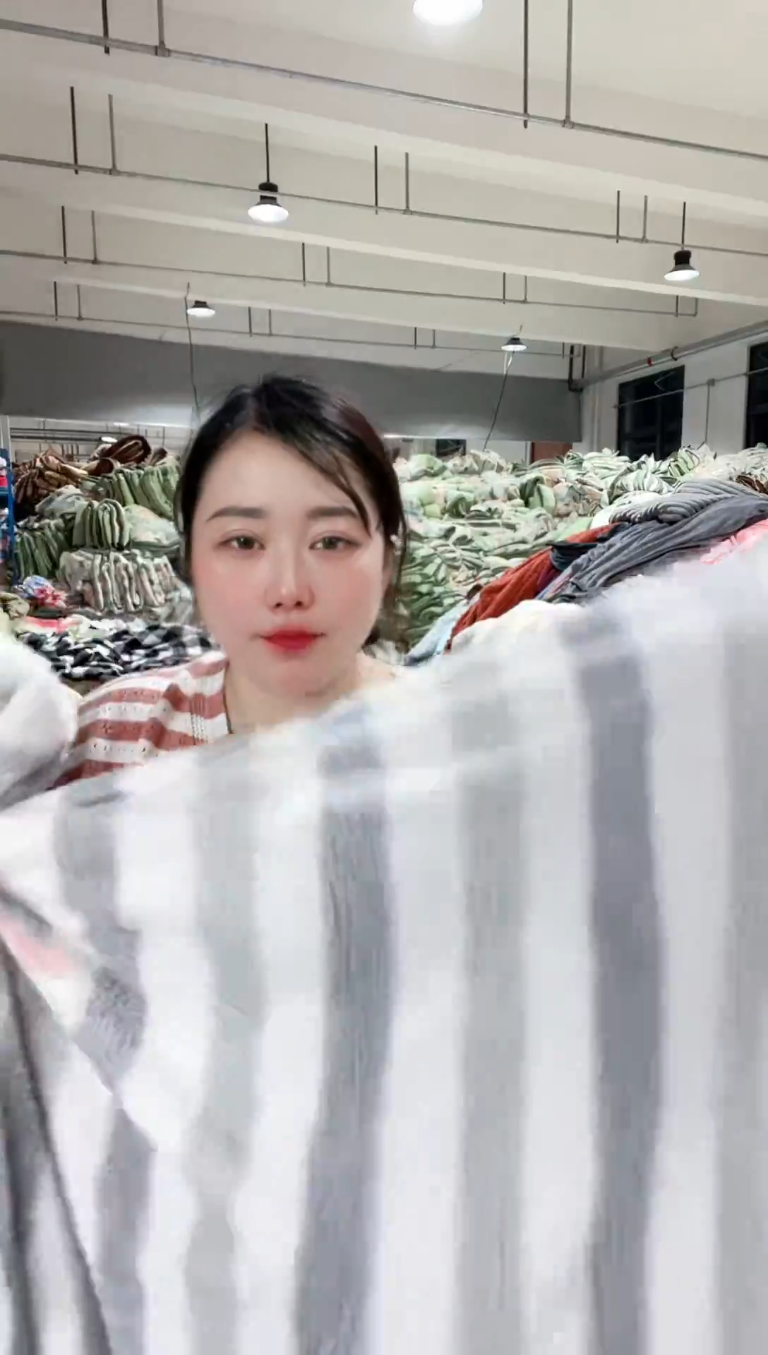 牛奶绒主播手上展示的产品  瑕疵