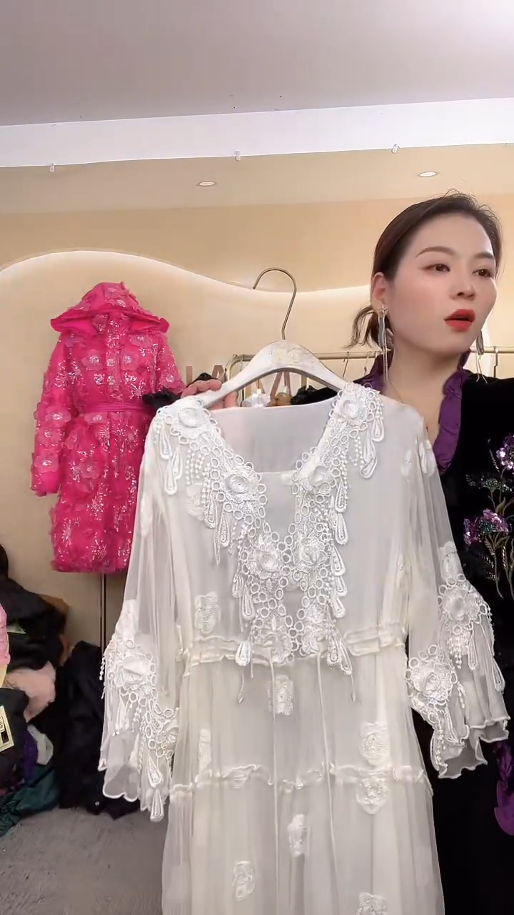 常规款绿色连衣裙