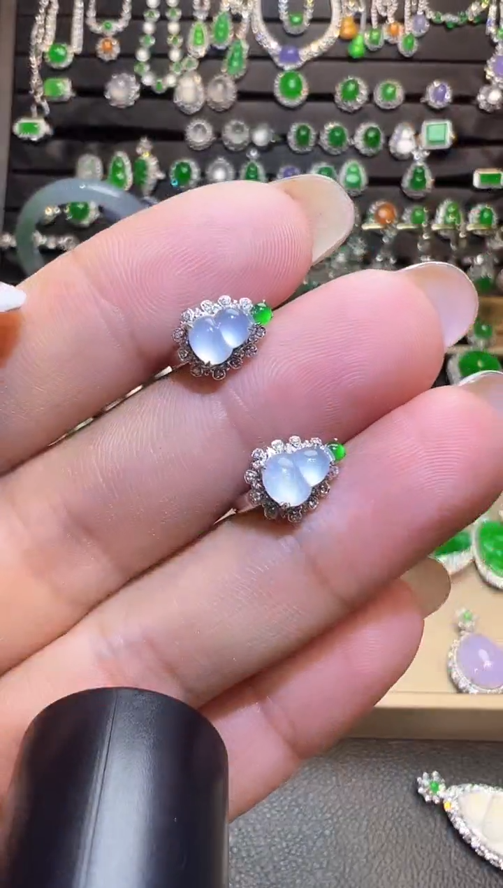 18K金镶嵌翡翠耳饰葫芦