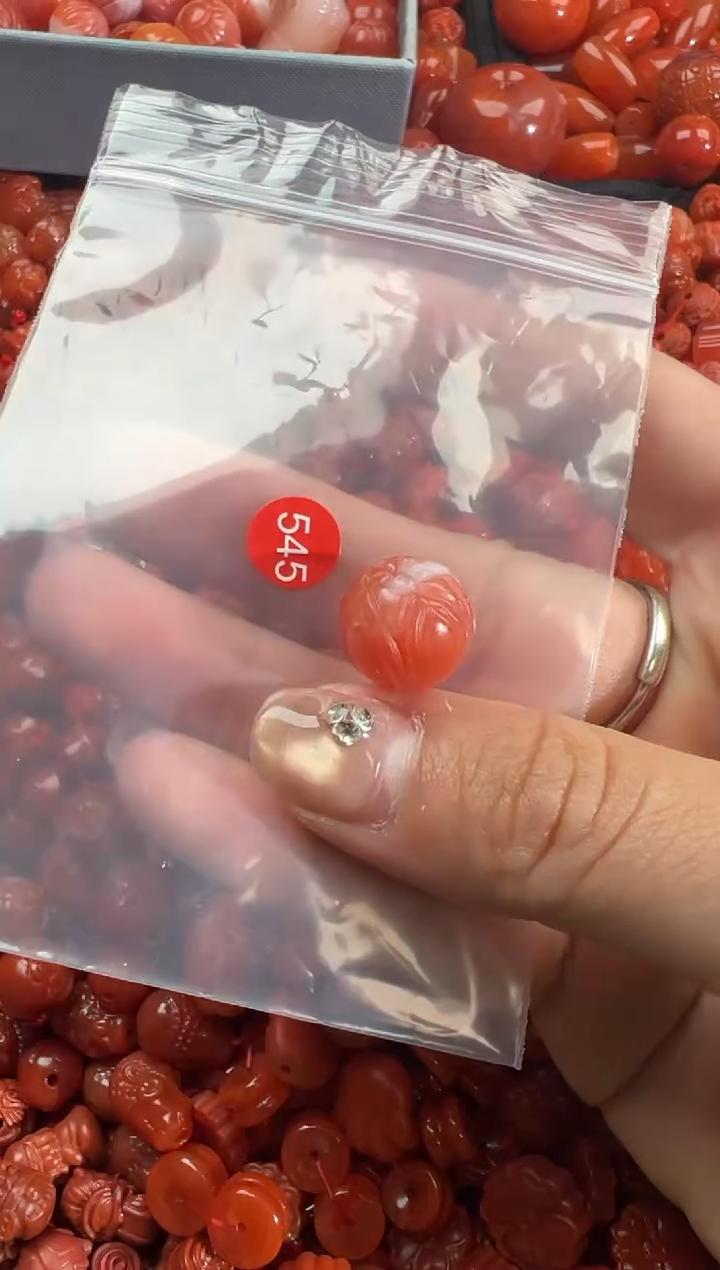 南红玛瑙未镶嵌颈饰2