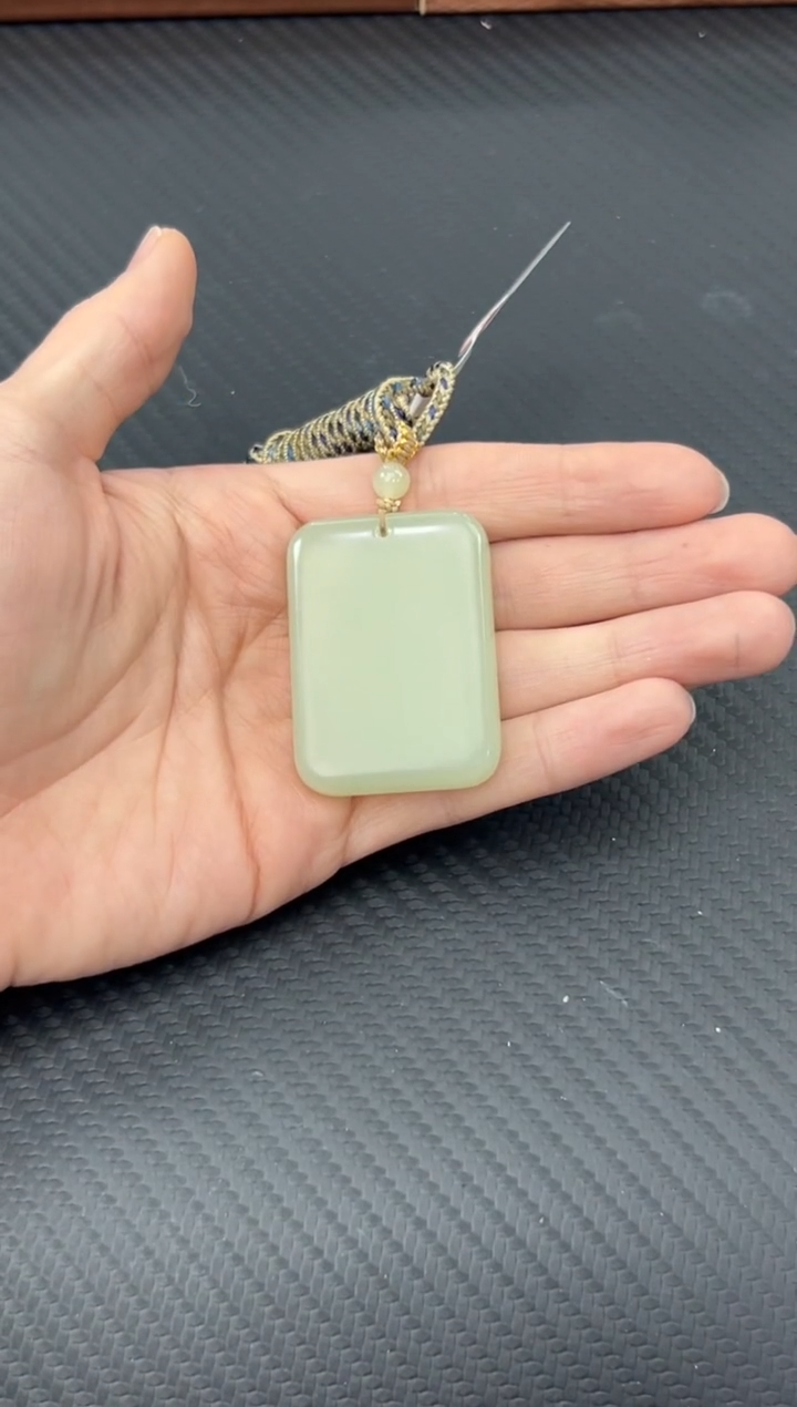 【闪购商品】和田玉吊坠(赠链)未镶嵌且末微色差迪克兰吊坠